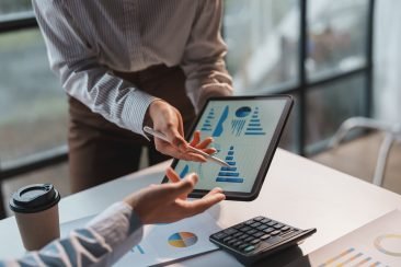 Gente de negocios con métricas y gráficos