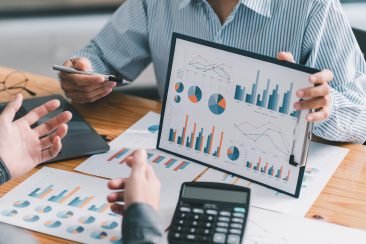 Gente de negocios con métricas y gráficos